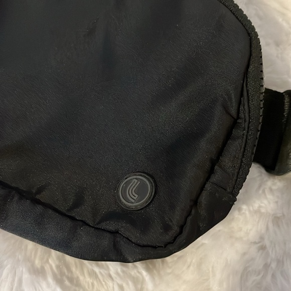 Lole unisex belt bag. - Picture 3 of 7